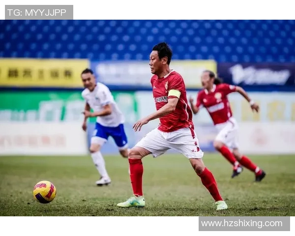 球星风采瞬间展现 足球场上英勇拼搏的英雄故事