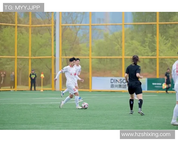 足球巨星浴火归来再度踏上绿茵赛场点燃无数球迷热情梦想